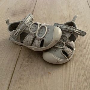 Toddler girl keens sz 5